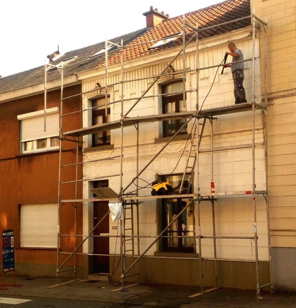 Rénovation de façade à Bruxelles – ravalement, rejointoiement, nettoyage et isolation par Goldmann.EU