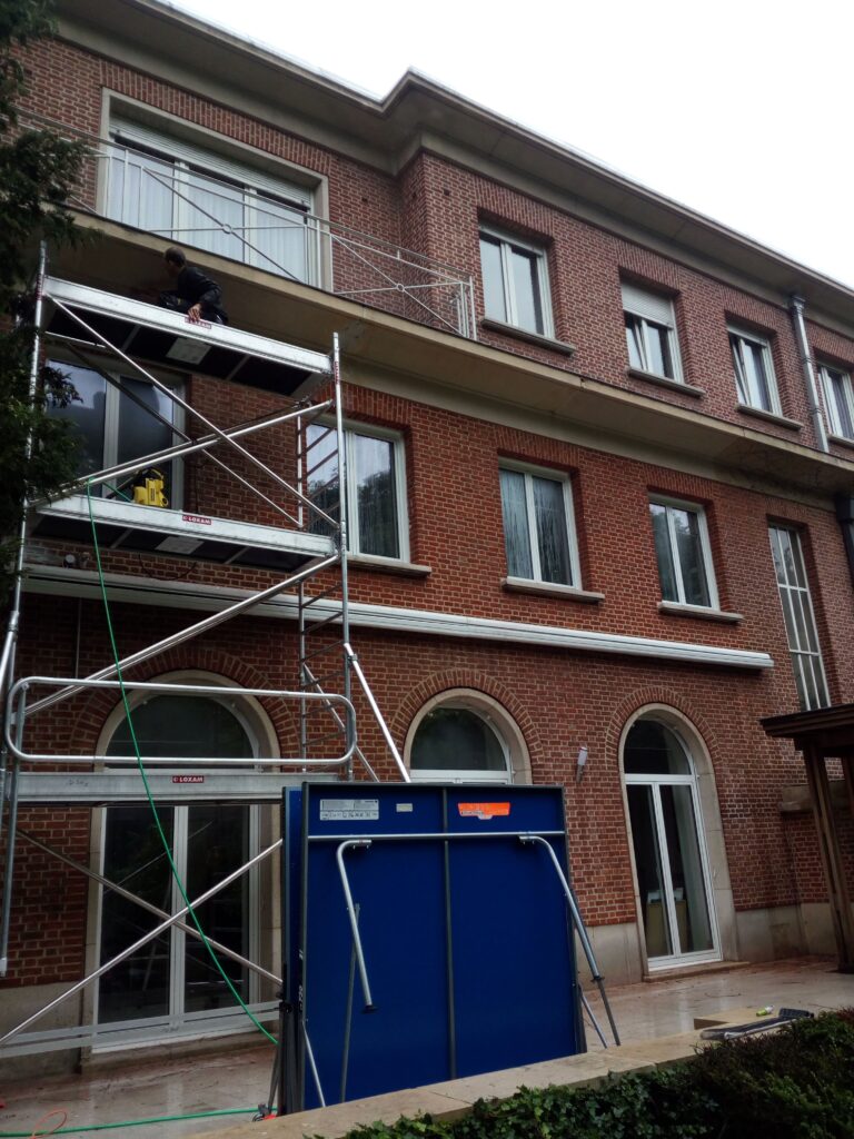 Rénovation de façade à Bruxelles – ravalement, rejointoiement, nettoyage et isolation par Goldmann.EU
