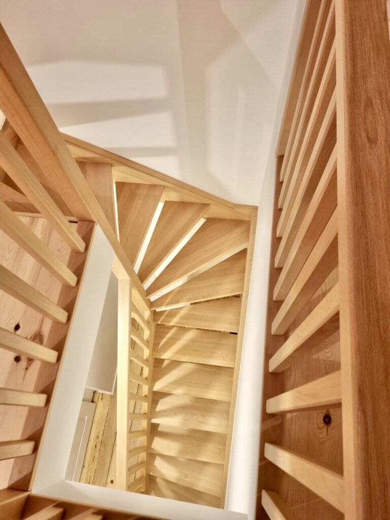 Pose de Velux et escalier à Bruxelles – fenêtre de toit, installation et rénovation par Goldmann.EU