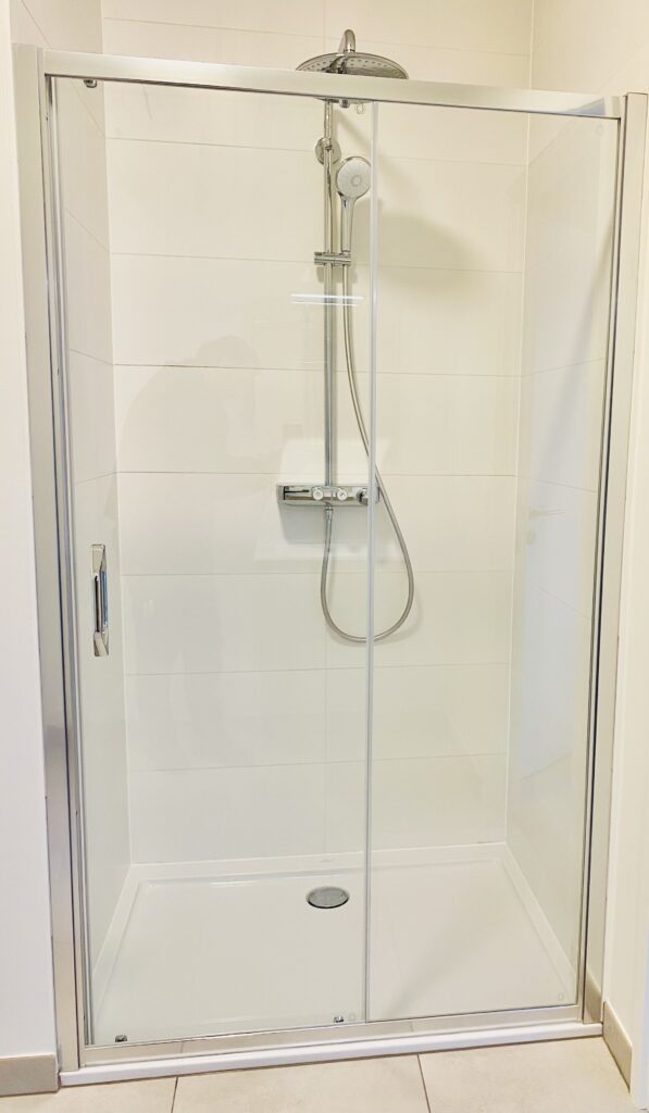 Rénovation salle de bain à Bruxelles – douche italienne, carrelage et installation sanitaire par Goldmann.EU