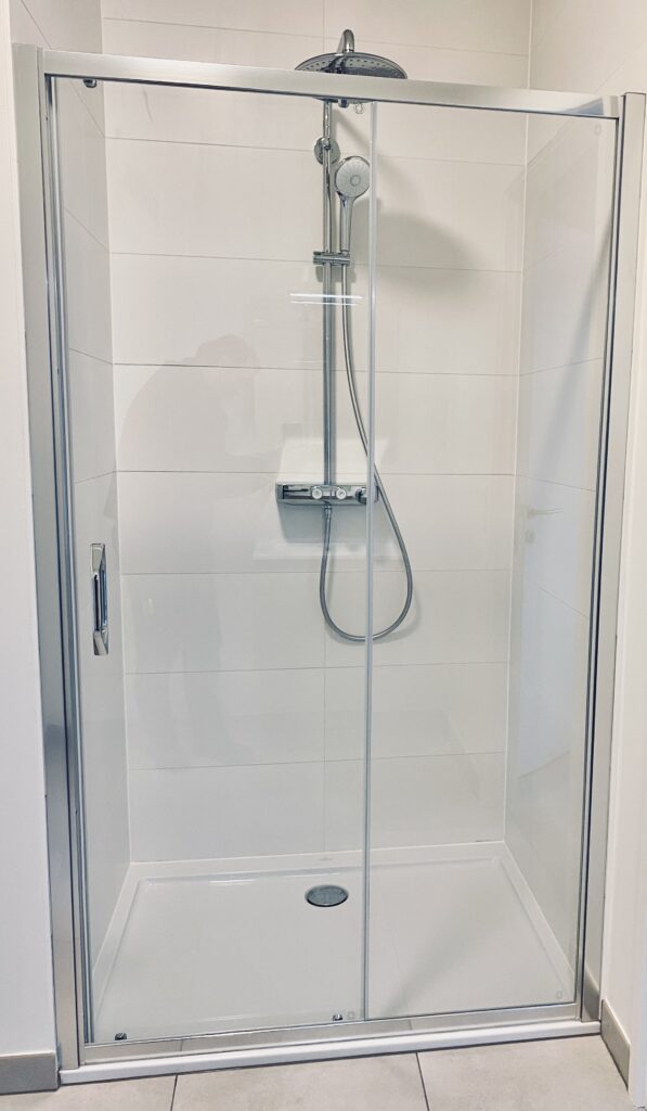 Rénovation salle de bain à Bruxelles – douche italienne, carrelage et installation sanitaire par Goldmann.EU