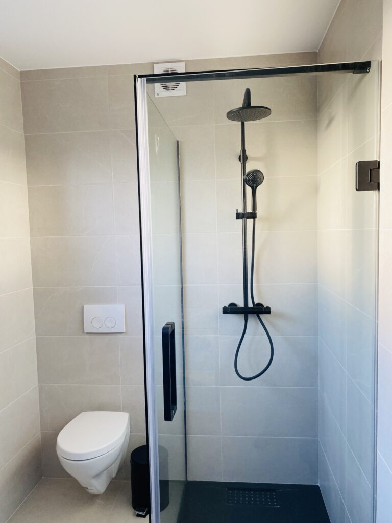 Rénovation salle de bain à Bruxelles – douche italienne, carrelage et installation sanitaire par Goldmann.EU