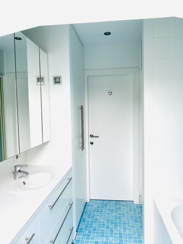 Rénovation salle de bain à Bruxelles – douche italienne, carrelage et installation sanitaire par Goldmann.EU