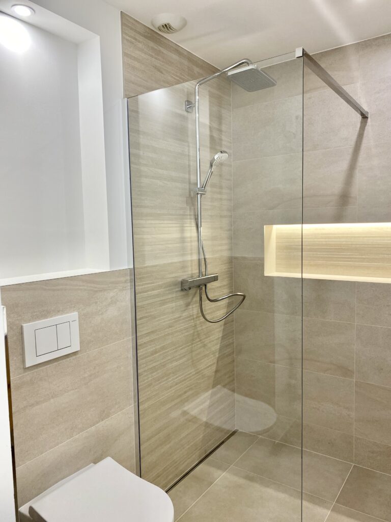 Rénovation salle de bain à Bruxelles – douche italienne, carrelage et installation sanitaire par Goldmann.EU