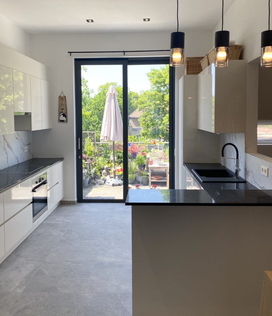Rénovation de cuisine à Bruxelles – cuisine équipée, pose et aménagement sur mesure par Goldmann.EU