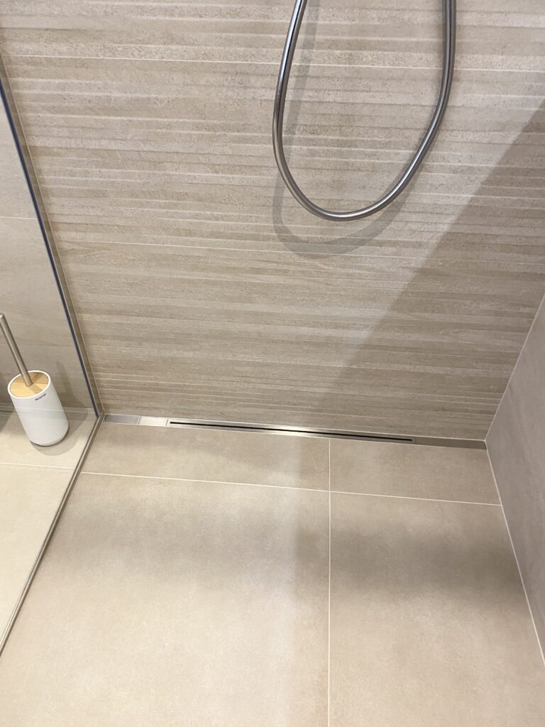Rénovation salle de bain à Bruxelles – douche italienne, carrelage et installation sanitaire par Goldmann.EU