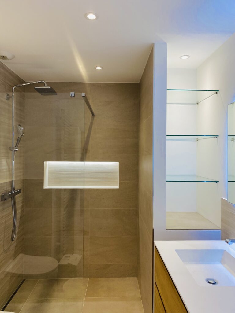 Rénovation salle de bain à Bruxelles – douche italienne, carrelage et installation sanitaire par Goldmann.EU