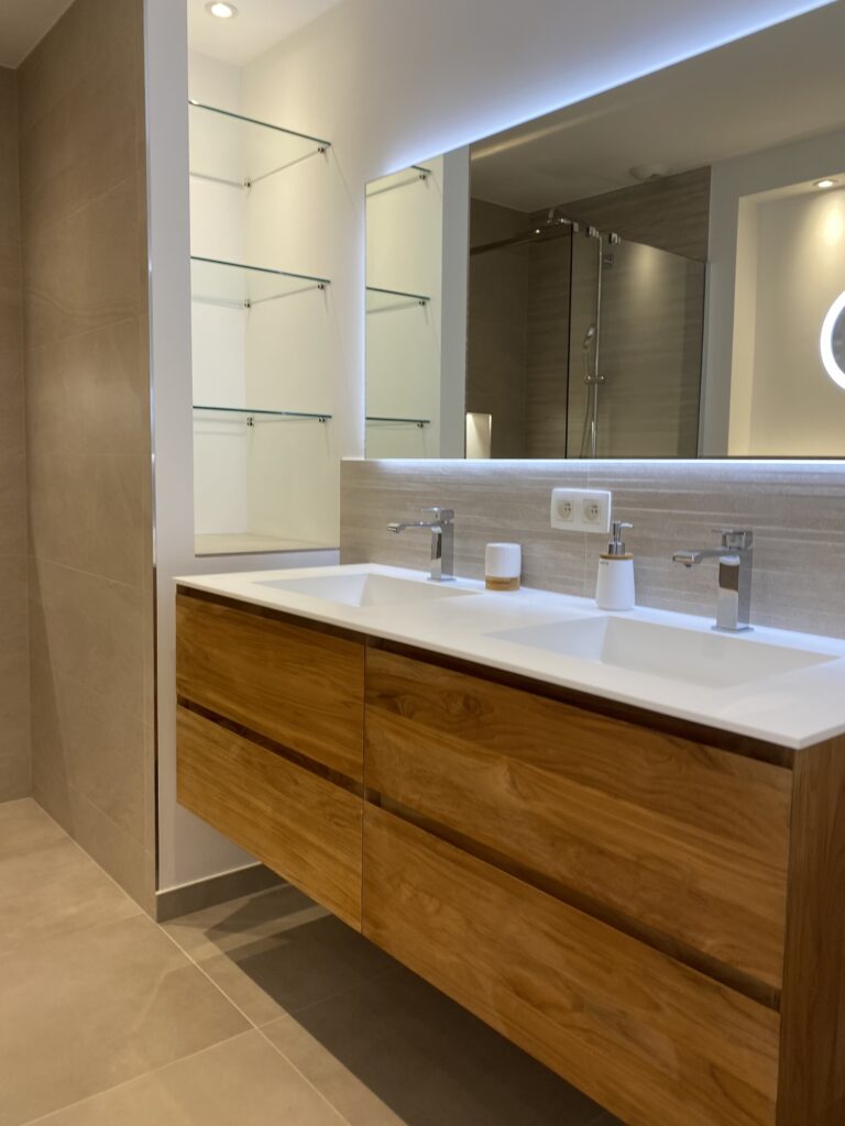 Rénovation salle de bain à Bruxelles – douche italienne, carrelage et installation sanitaire par Goldmann.EU