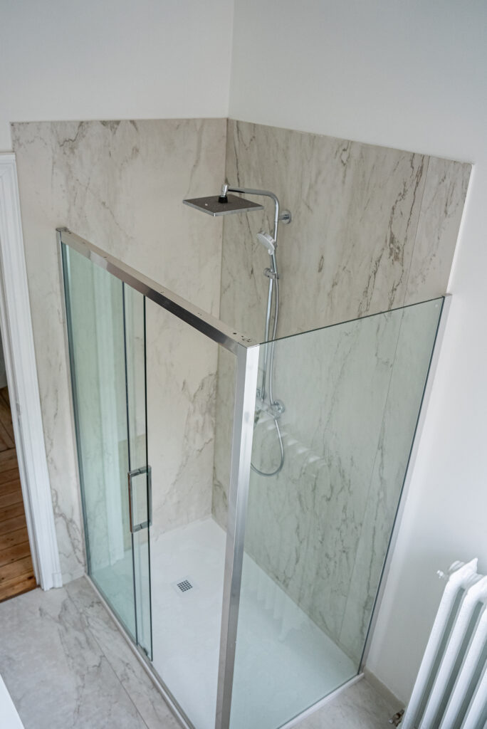 Rénovation salle de bain à Bruxelles – douche italienne, carrelage et installation sanitaire par Goldmann.EU