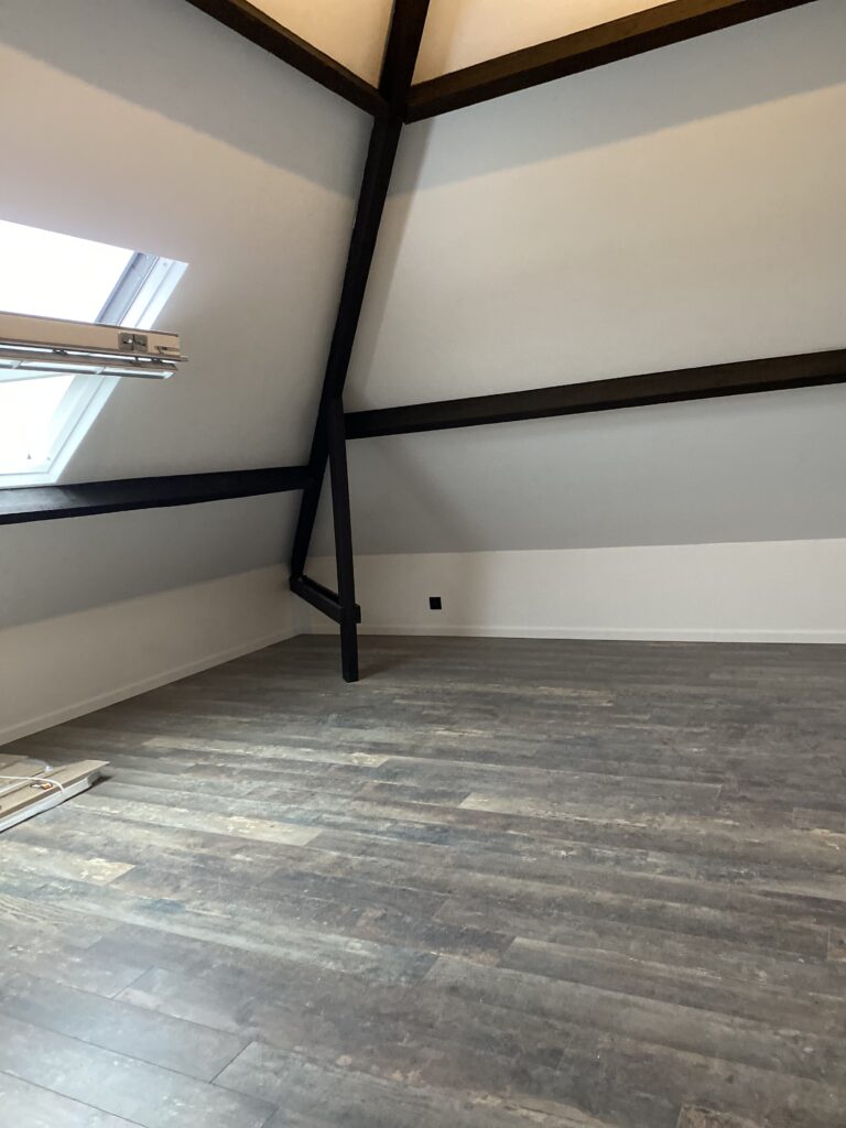 Aménagement et rénovation de grenier à Bruxelles – transformation des combles et isolation par Goldmann.EU