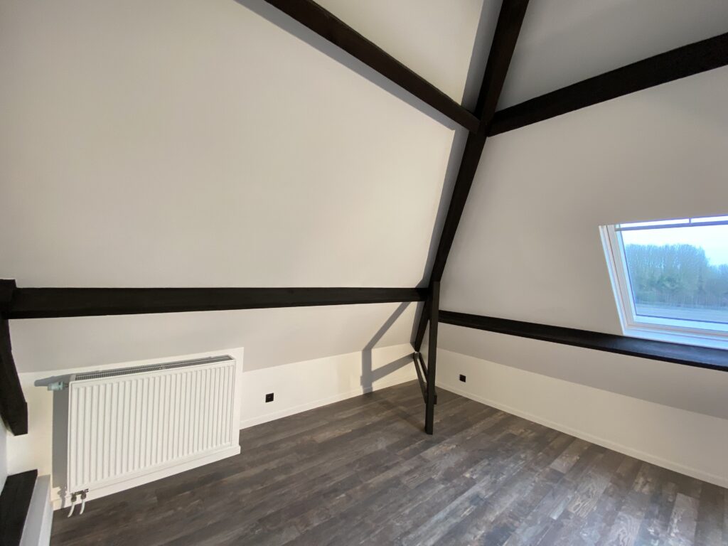 Aménagement et rénovation de grenier à Bruxelles – transformation des combles et isolation par Goldmann.EU