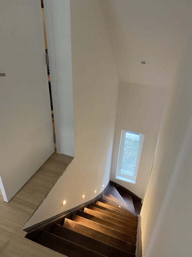 Aménagement et rénovation de grenier à Bruxelles – transformation des combles et isolation par Goldmann.EU