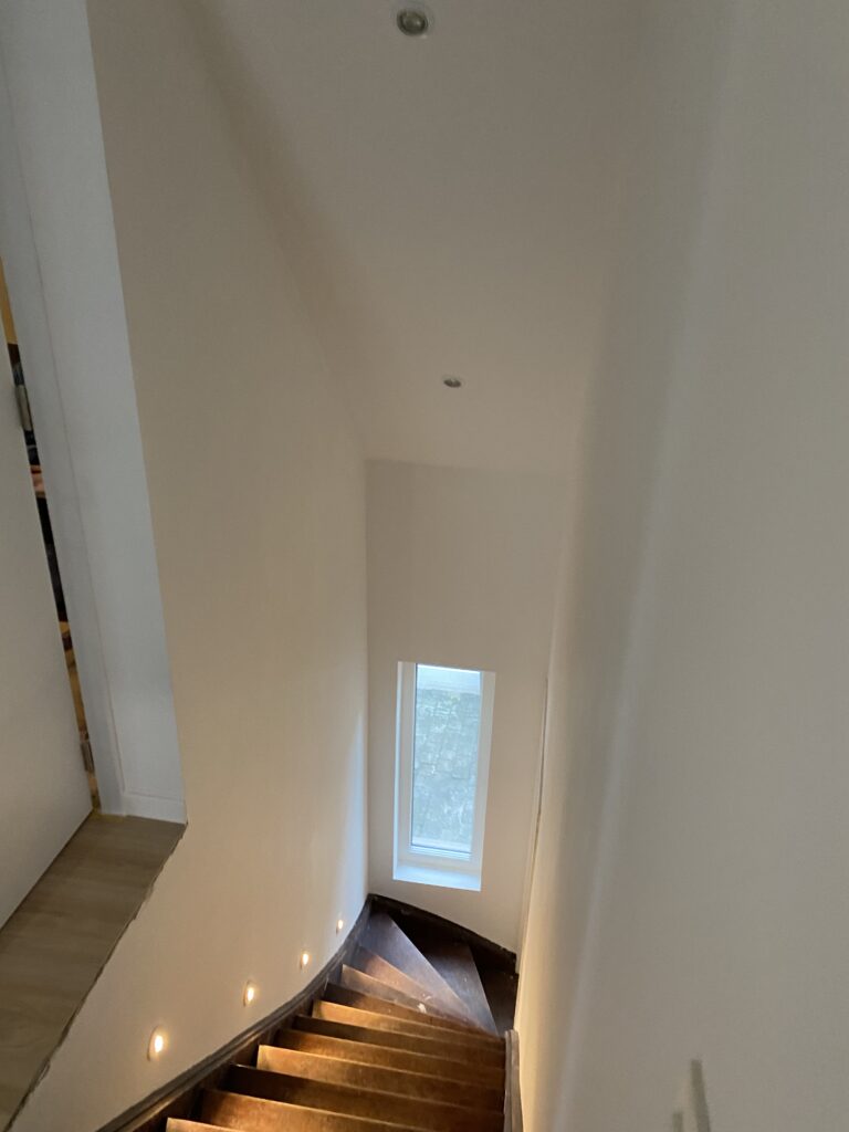 Aménagement et rénovation de grenier à Bruxelles – transformation des combles et isolation par Goldmann.EU