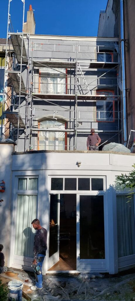 Rénovation de façade à Bruxelles – ravalement, rejointoiement, nettoyage et isolation par Goldmann.EU