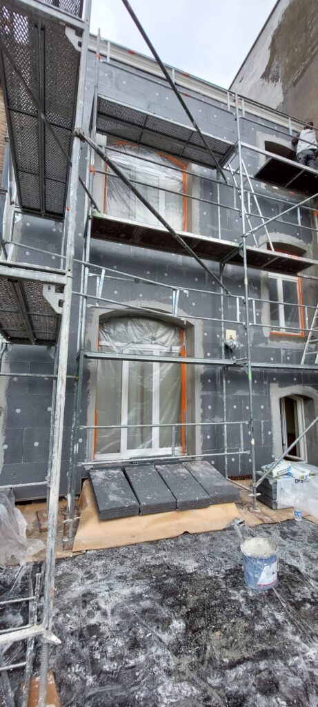 Rénovation de façade à Bruxelles – ravalement, rejointoiement, nettoyage et isolation par Goldmann.EU
