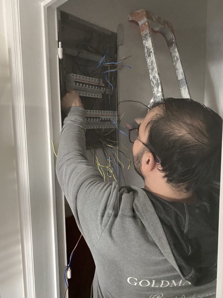 Électricien à Bruxelles – installation, rénovation et mise en conformité électrique RGIE par Goldmann.EU