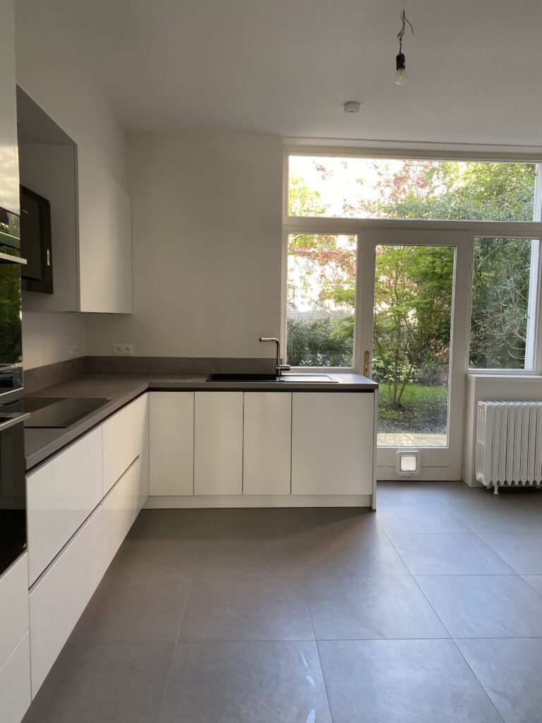 Rénovation de cuisine à Bruxelles – cuisine équipée, pose et aménagement sur mesure par Goldmann.EU