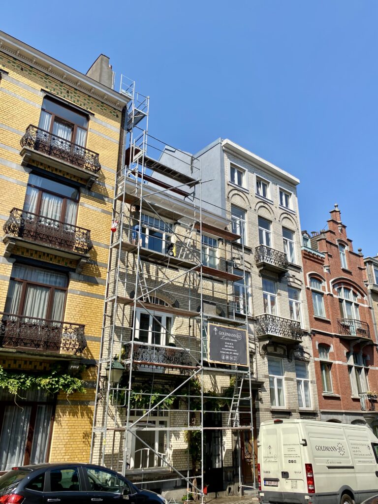 Rénovation de façade à Bruxelles – ravalement, rejointoiement, nettoyage et isolation par Goldmann.EU