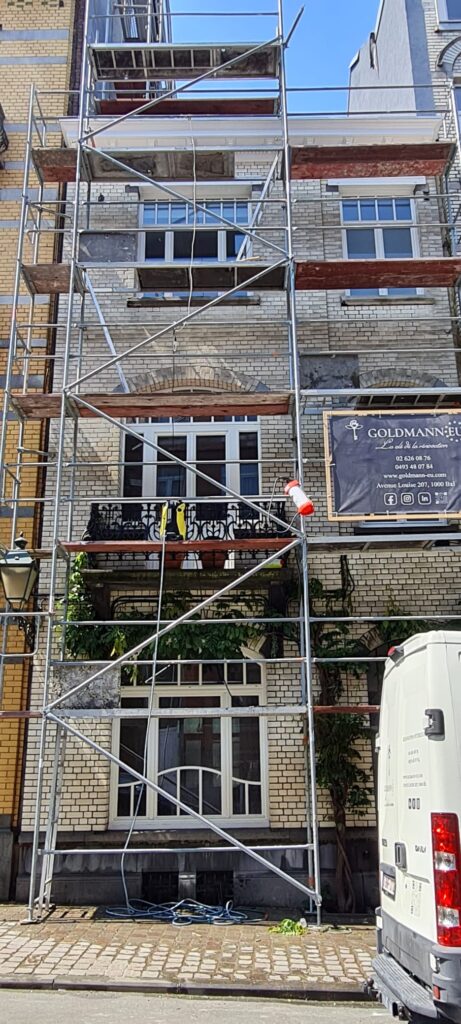 Rénovation de façade à Bruxelles – ravalement, rejointoiement, nettoyage et isolation par Goldmann.EU