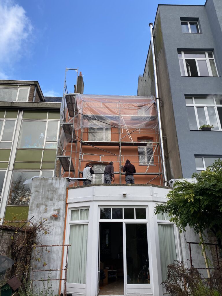 Rénovation de façade à Bruxelles – ravalement, rejointoiement, nettoyage et isolation par Goldmann.EU